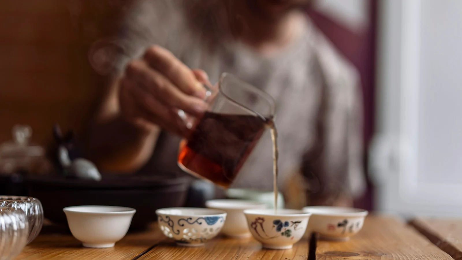 お茶の人材能力と技能配置の条件を関係者が確認する実務場面の実写