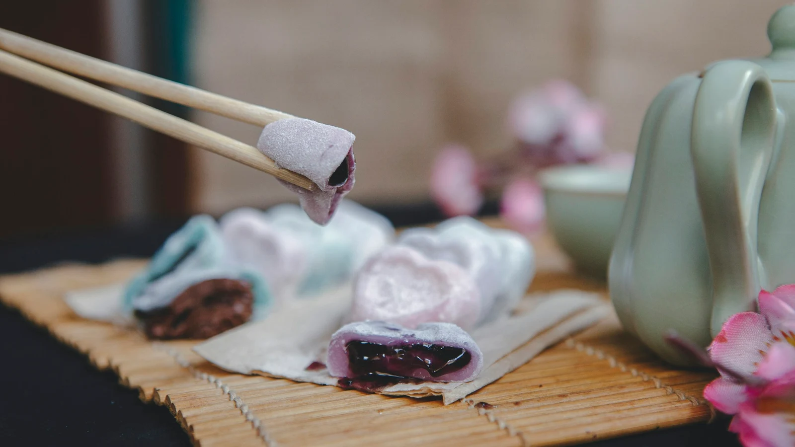 和菓子のデータ統治と判断責任の条件を関係者が確認する実務場面の実写