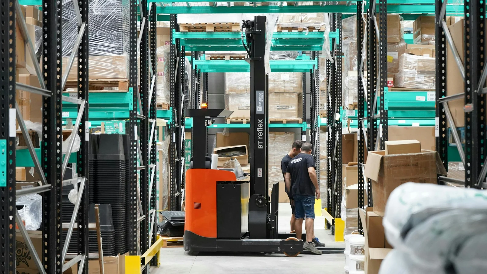 卸売の契約終了と移行・可搬性の条件を関係者が確認する実務場面の実写