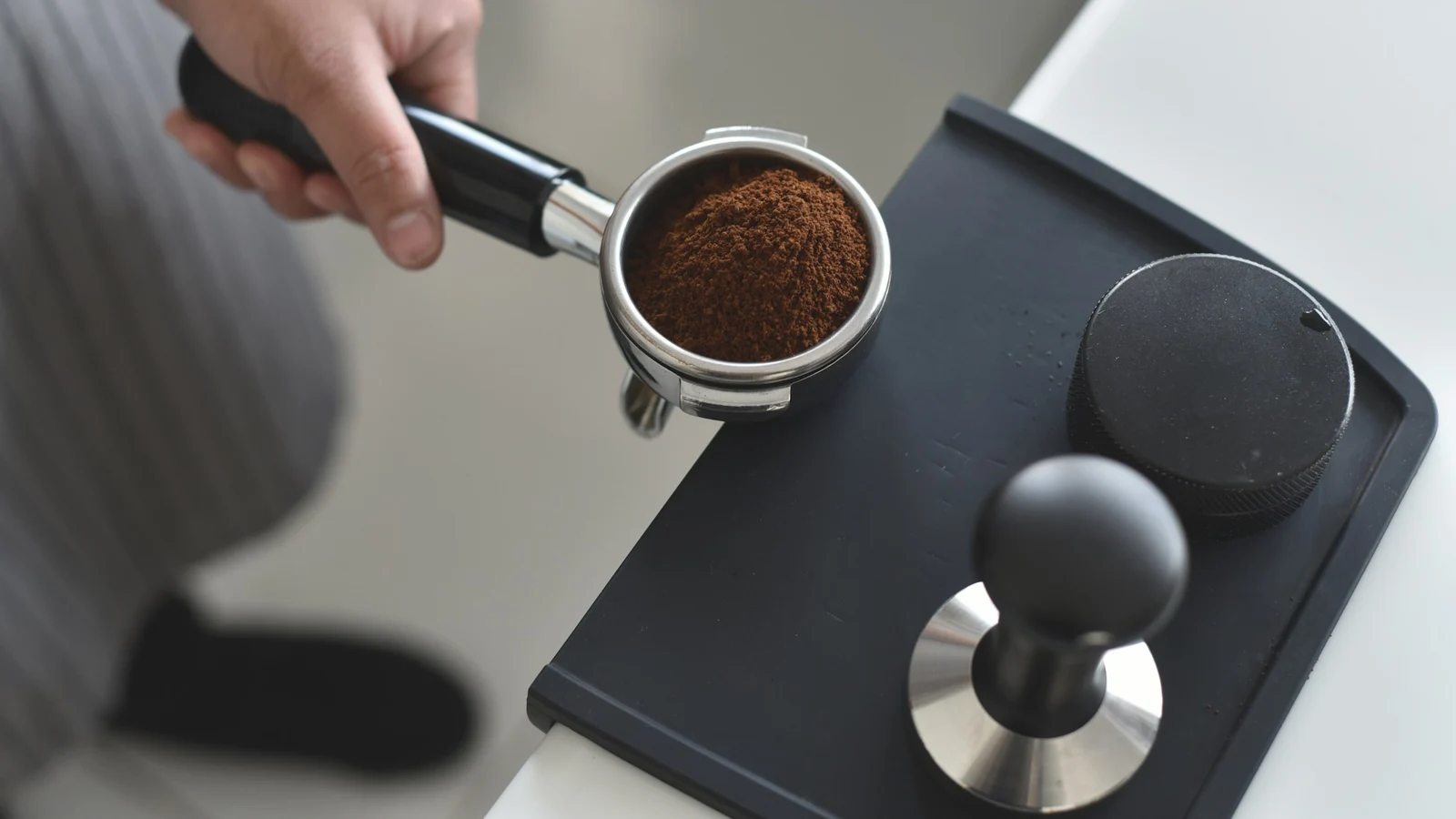 コーヒー・喫茶の事業継続と復旧優先順位の証拠となる設備・道具・記録の細部を写した写真