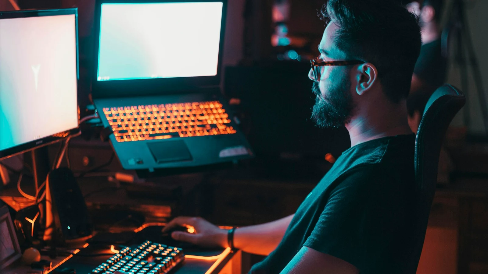 ゲームの需要ポートフォリオと撤退判断の条件を関係者が確認する実務場面の実写