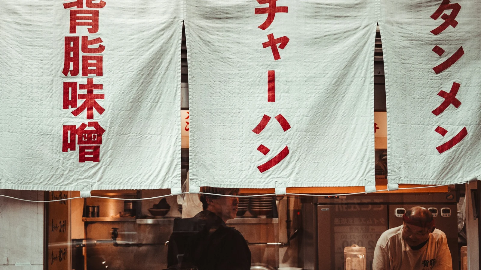 ラーメンの需要ポートフォリオと撤退判断の条件を関係者が確認する実務場面の実写
