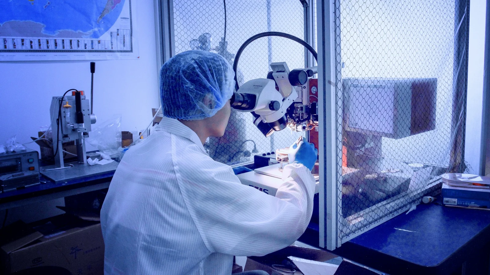 半導体のステークホルダーへの説明と信頼の条件を関係者が確認する実務場面の実写