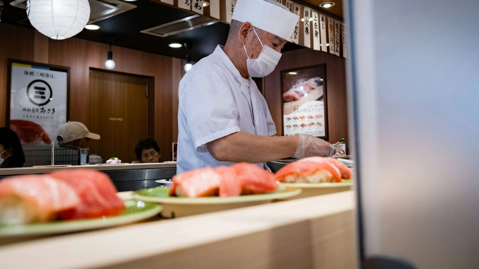 寿司のステークホルダーへの説明と信頼の条件を関係者が確認する実務場面の実写