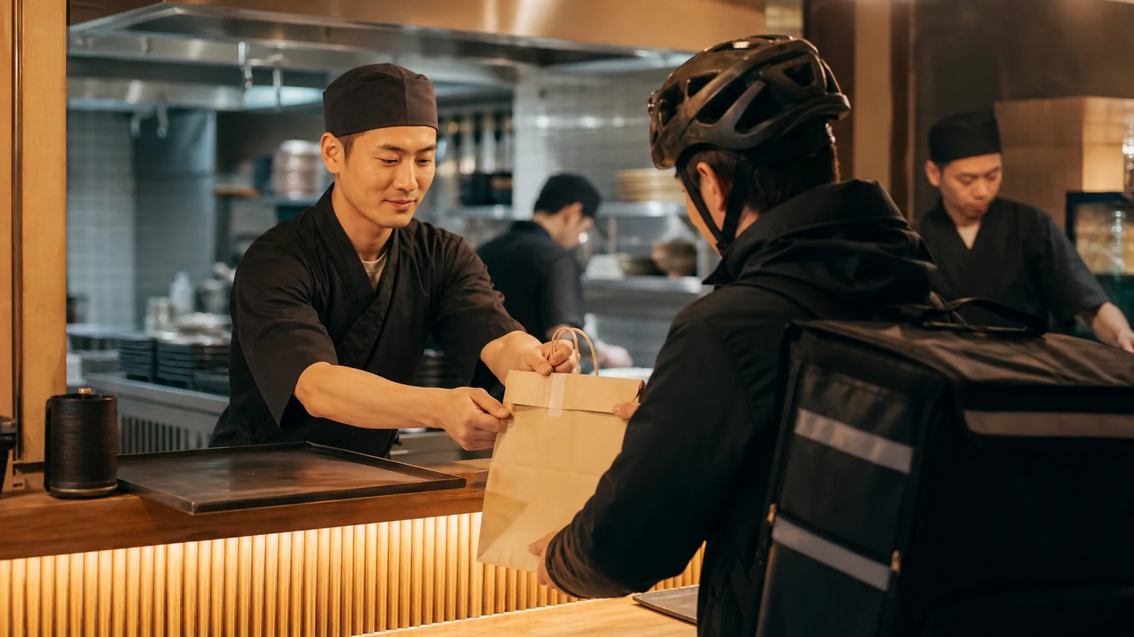 フードデリバリーは店にいくら残る？手数料・値付け・厨房負荷で読む注文別採算