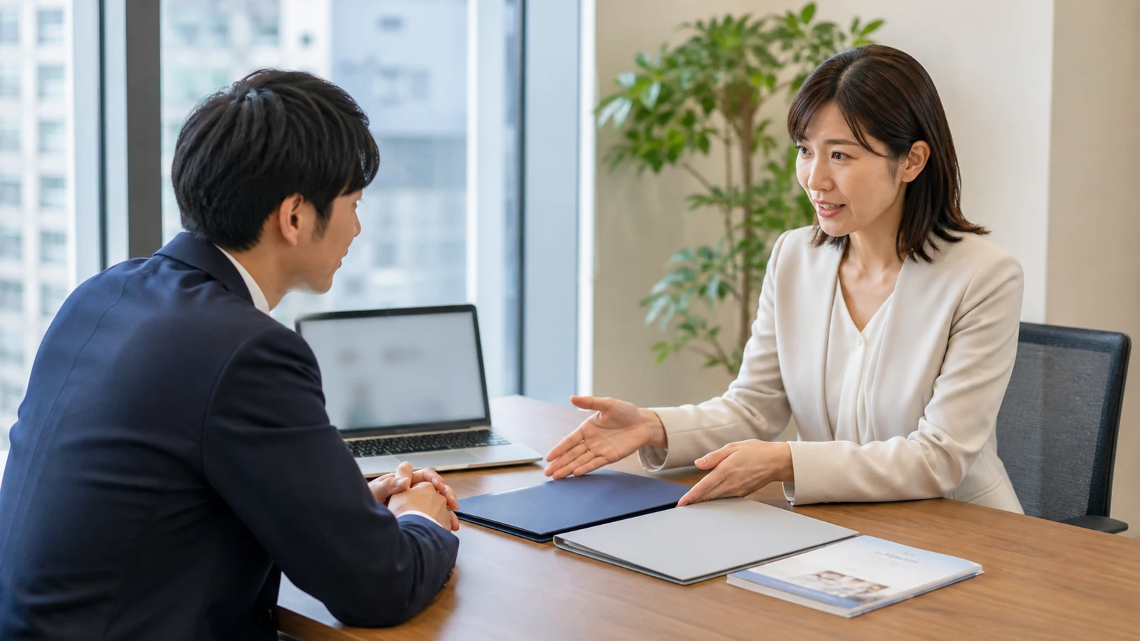 企業型DCはマッチング拠出とiDeCoのどちら？2026年改正後の上限・商品・転職を比較