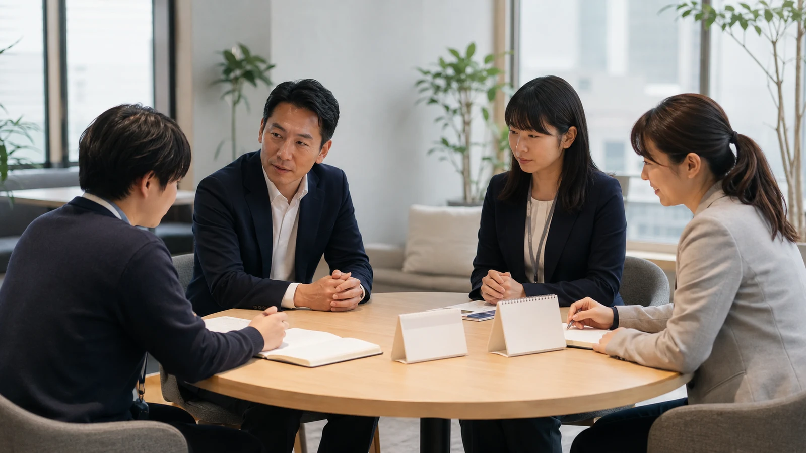 人事担当者、現場上司、支援担当者が、本人の同意範囲を確認しながら業務習得、配慮の実施、定着状況をレビューしている。