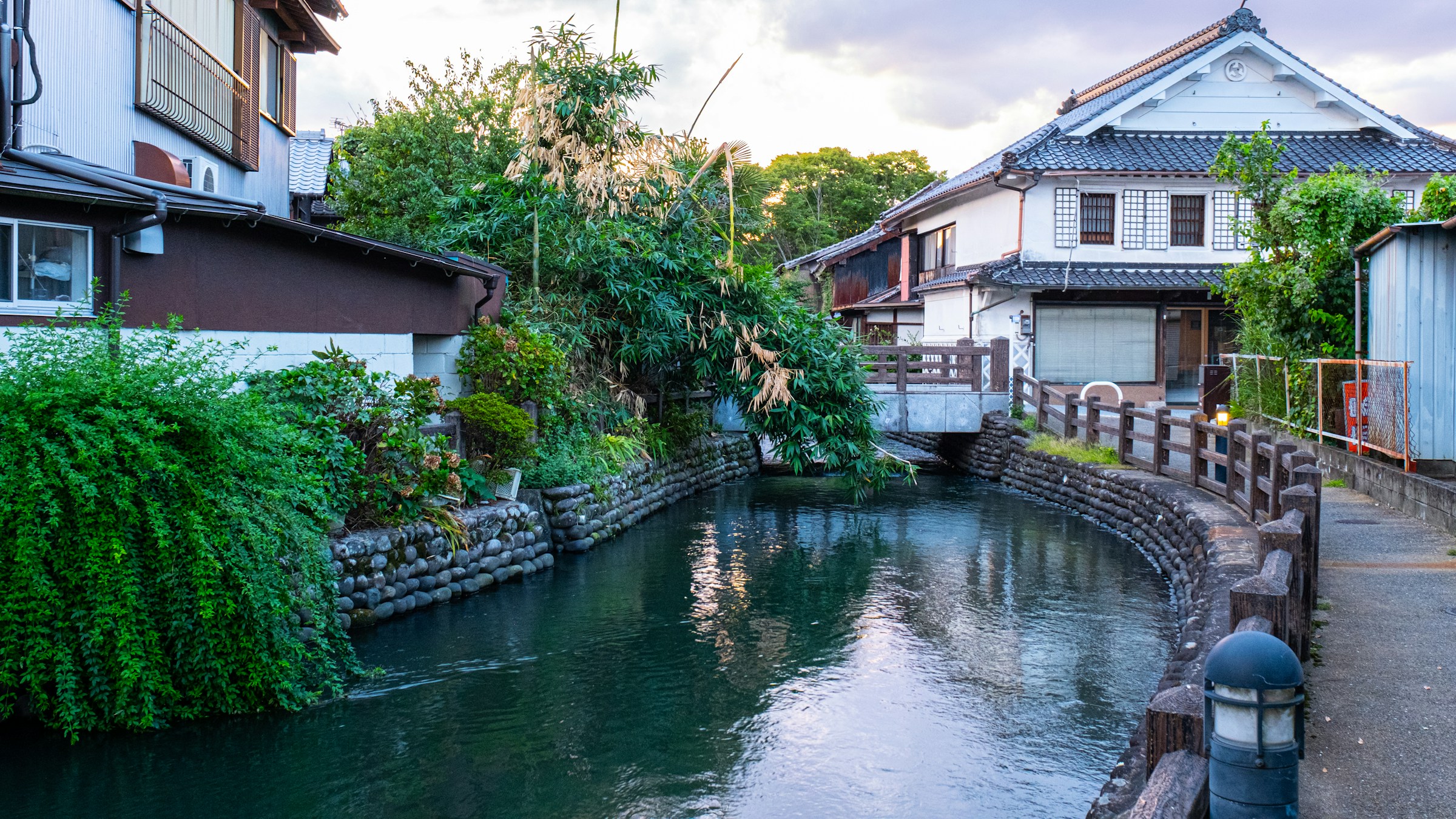福岡・うきはの川沿いに並ぶ伝統的な日本家屋。