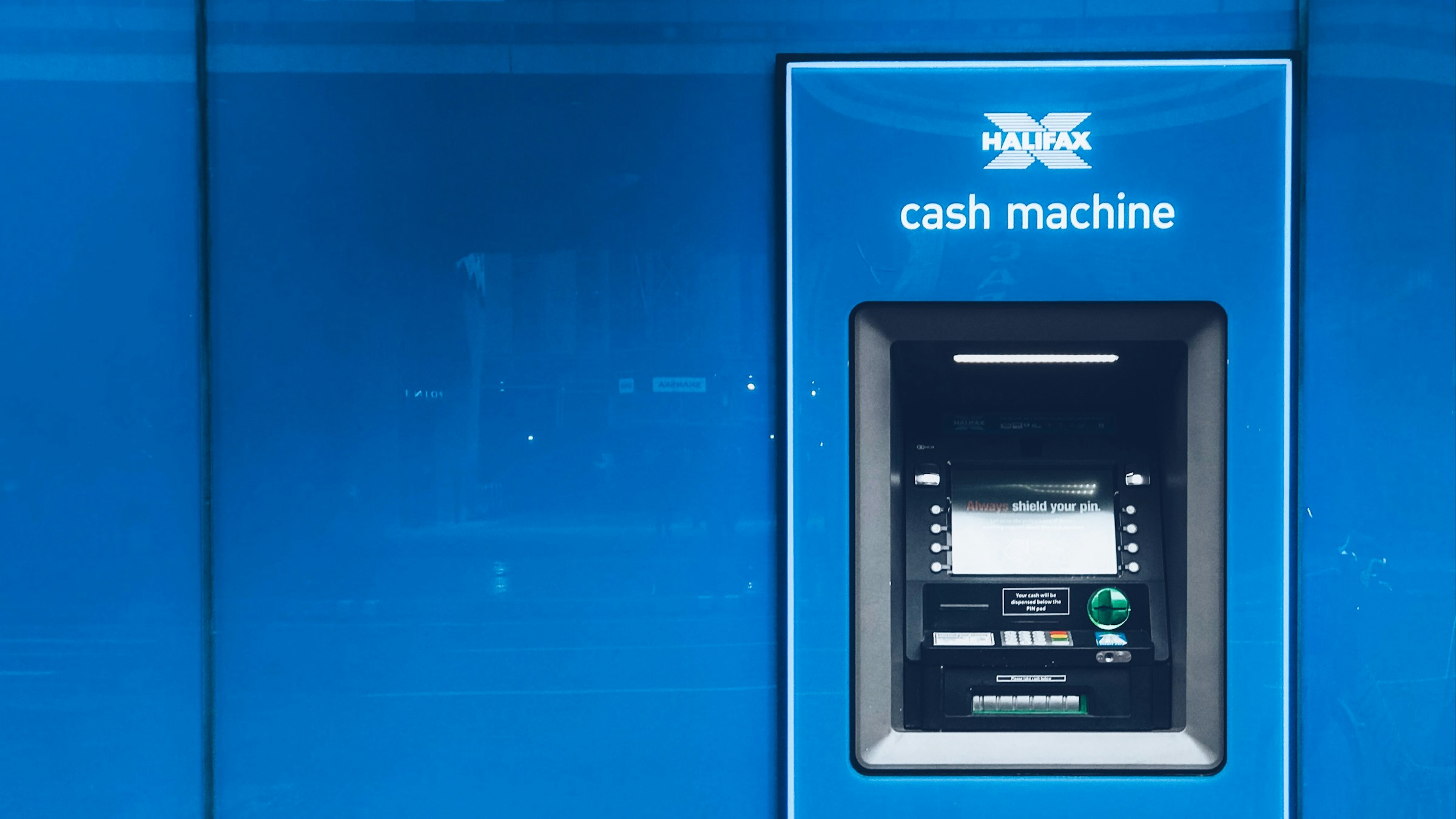 青い色合いの現金自動預け払い機(ATM)。