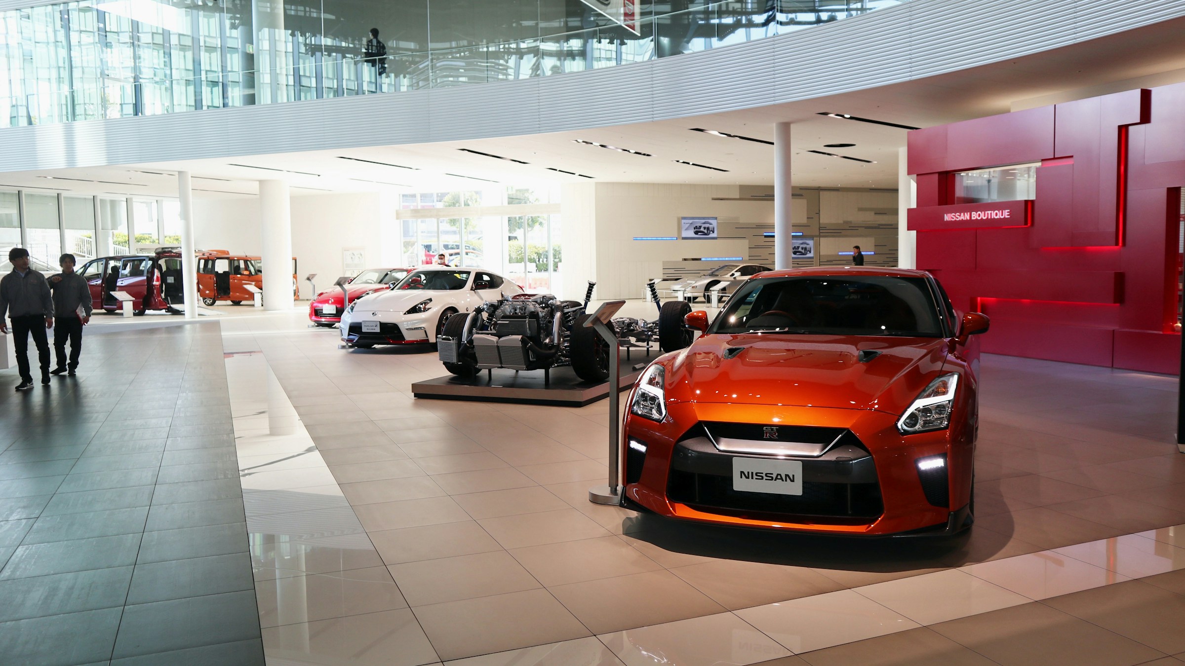 日本の自動車ショールーム。展示された複数の車。