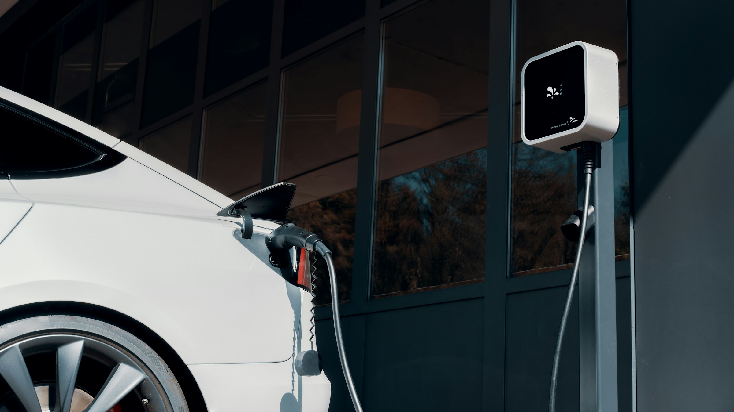 充電ステーションに接続された電気自動車。