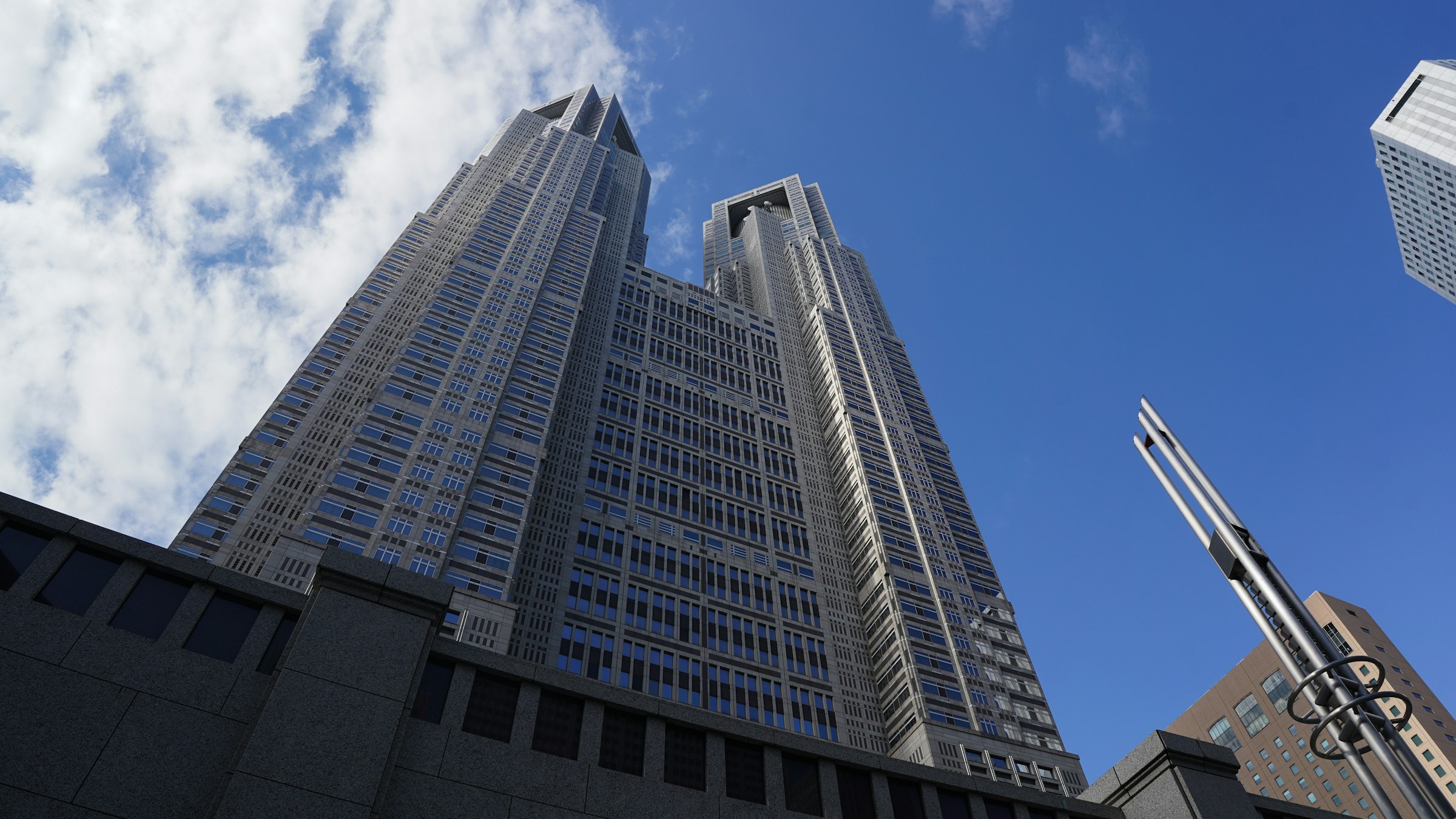 青空を背景に立ち並ぶ現代的な高層ビル群。