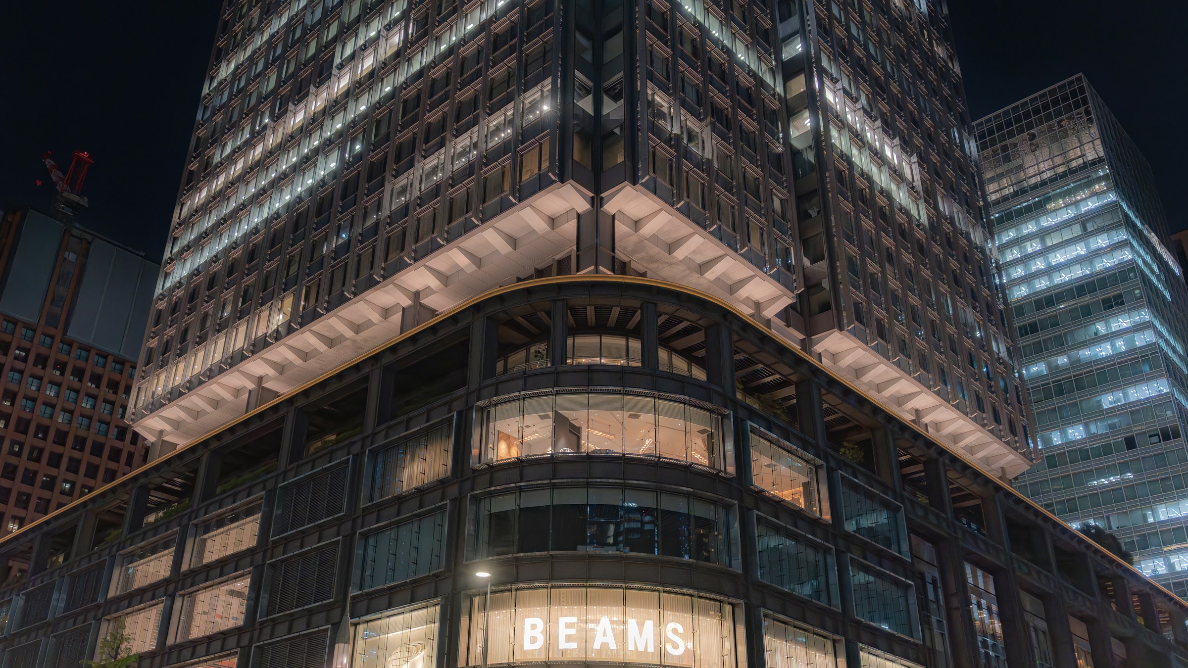 夜に灯る現代的な高層ビルの外観。