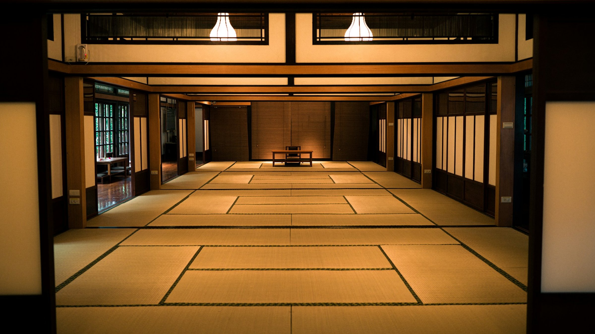 伝統的な和室・畳・障子の静謐な空間。地域密着型葬儀社・自宅葬・寺院葬の伝統と6業態タイプ共通の葬儀文化的背景を象徴。