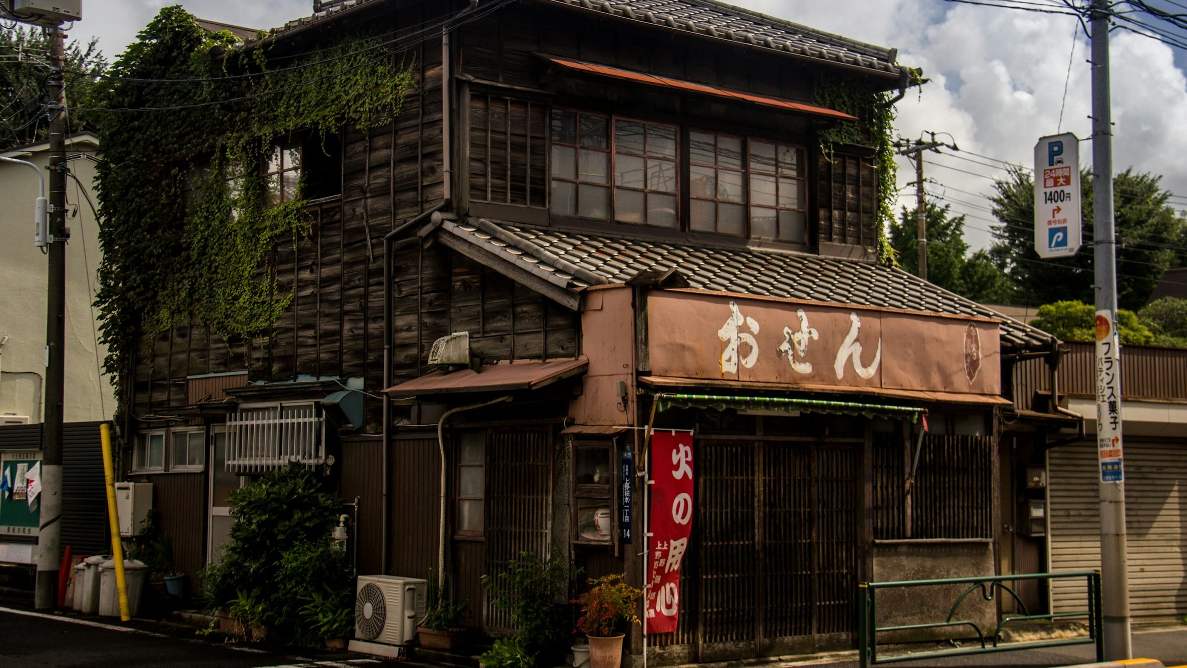 東京の住宅街に建つ茶色い2階建て住宅。売買仲介・地域密着型が扱う戸建ての象徴。