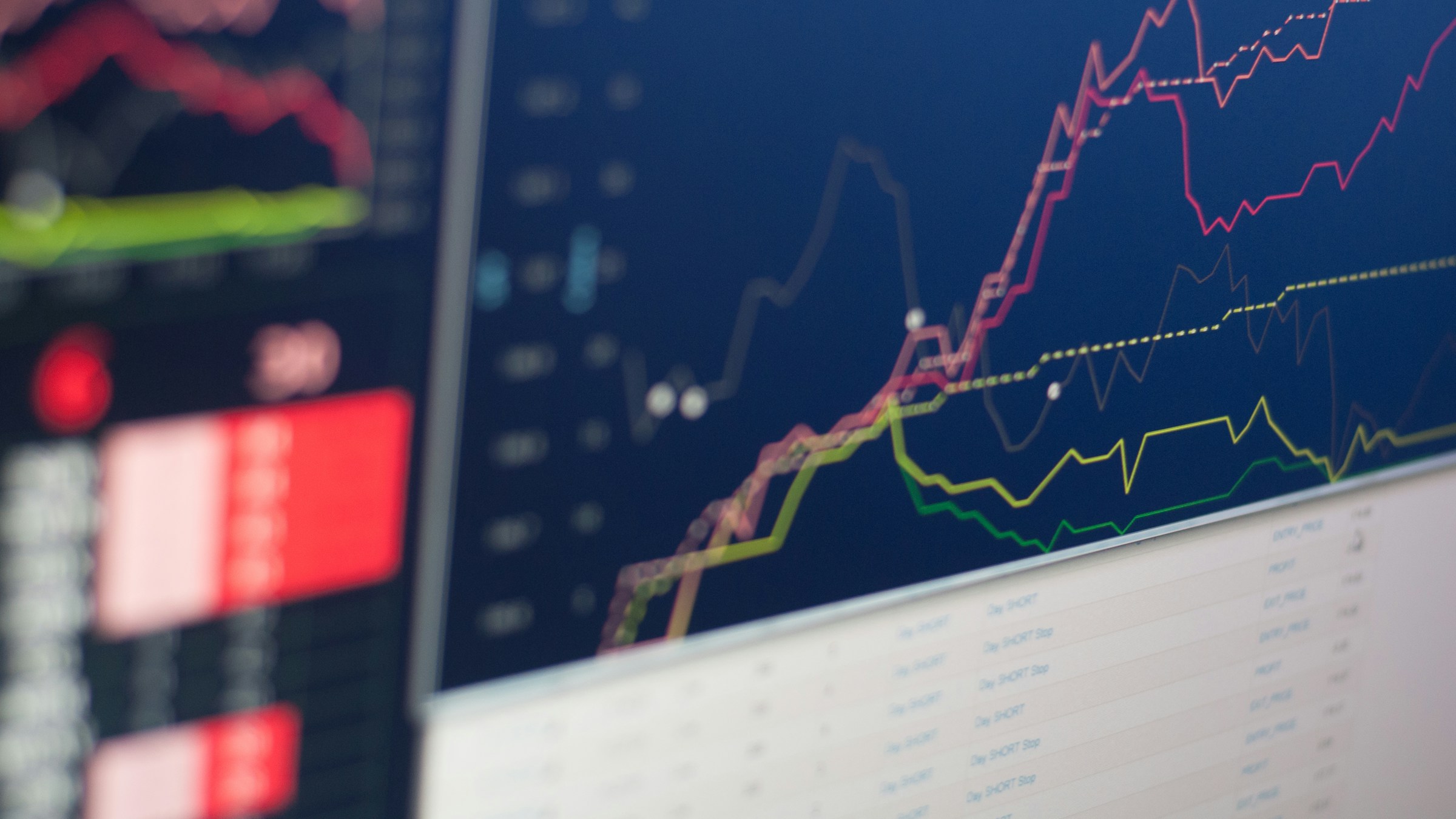 モニターに表示された株価グラフのクローズアップ。