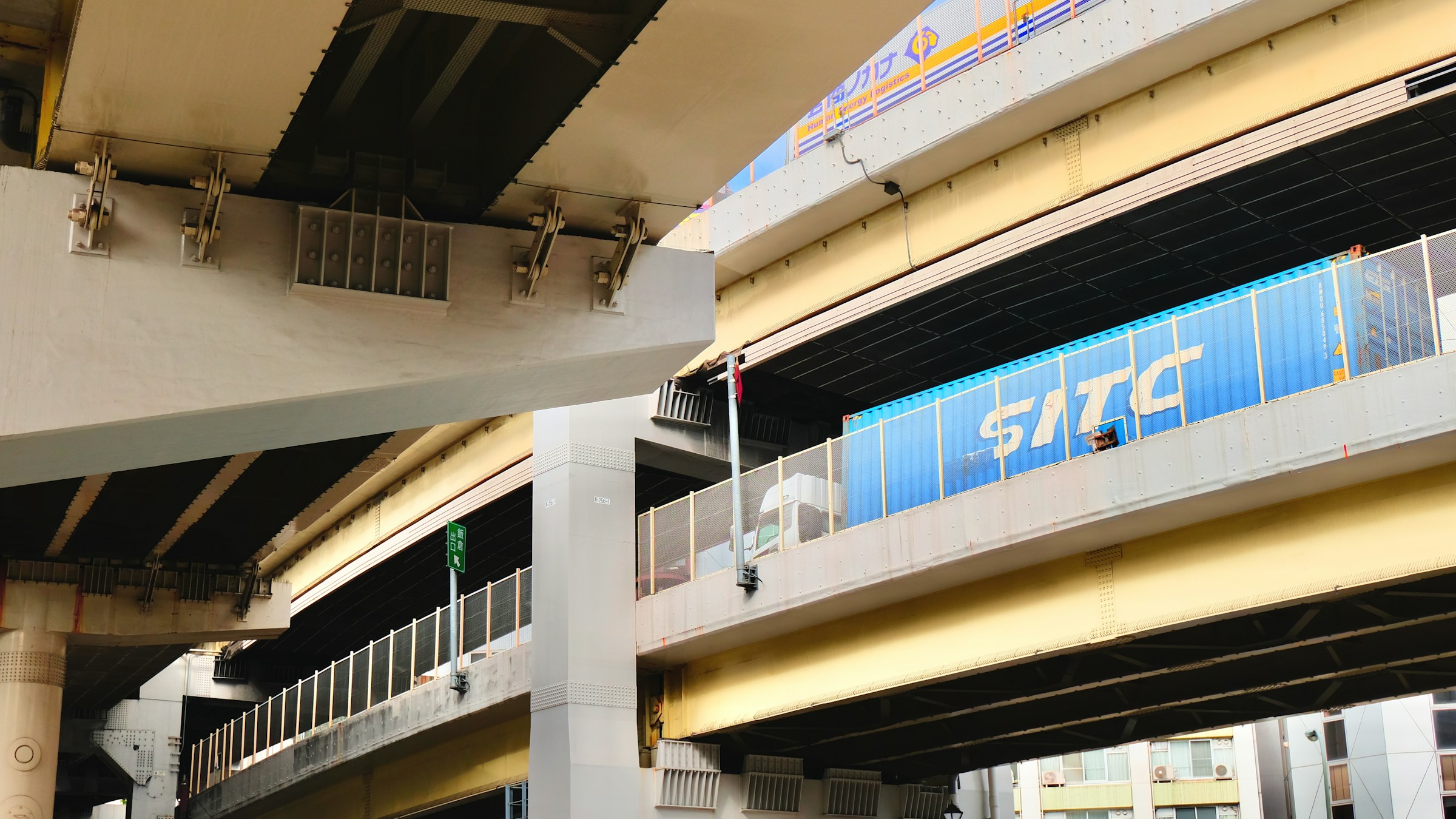 橋下を走る列車と隣接する高層ビル。