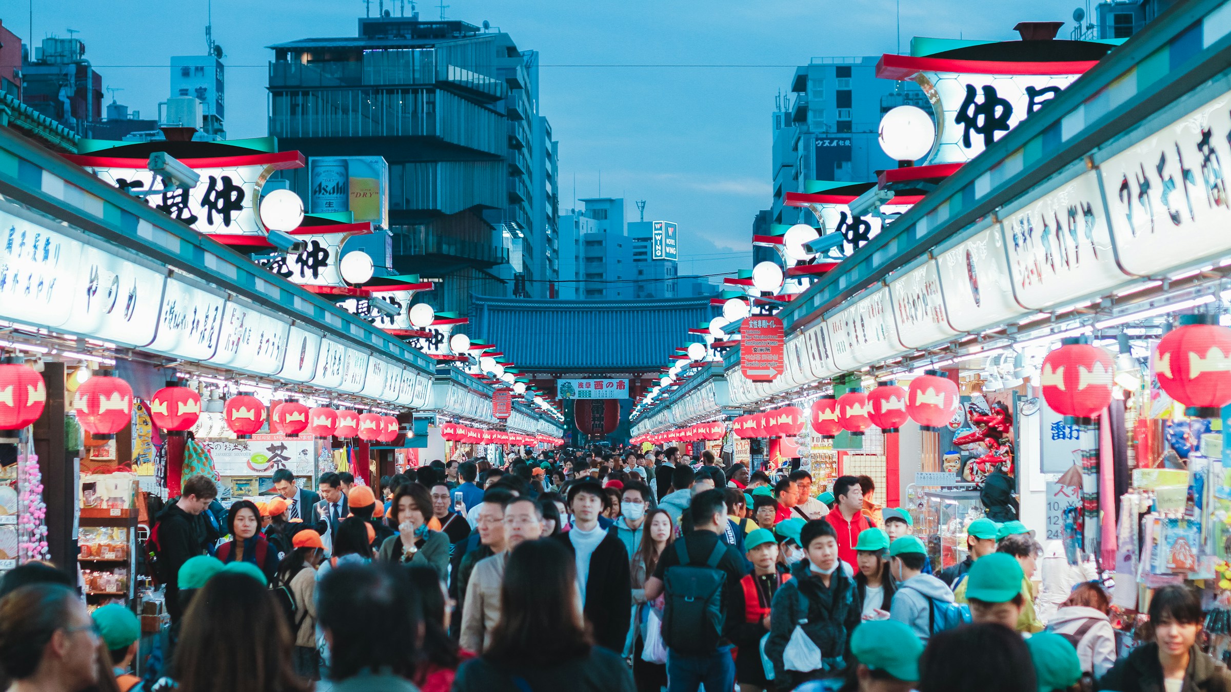 東京・浅草の仲見世通り。