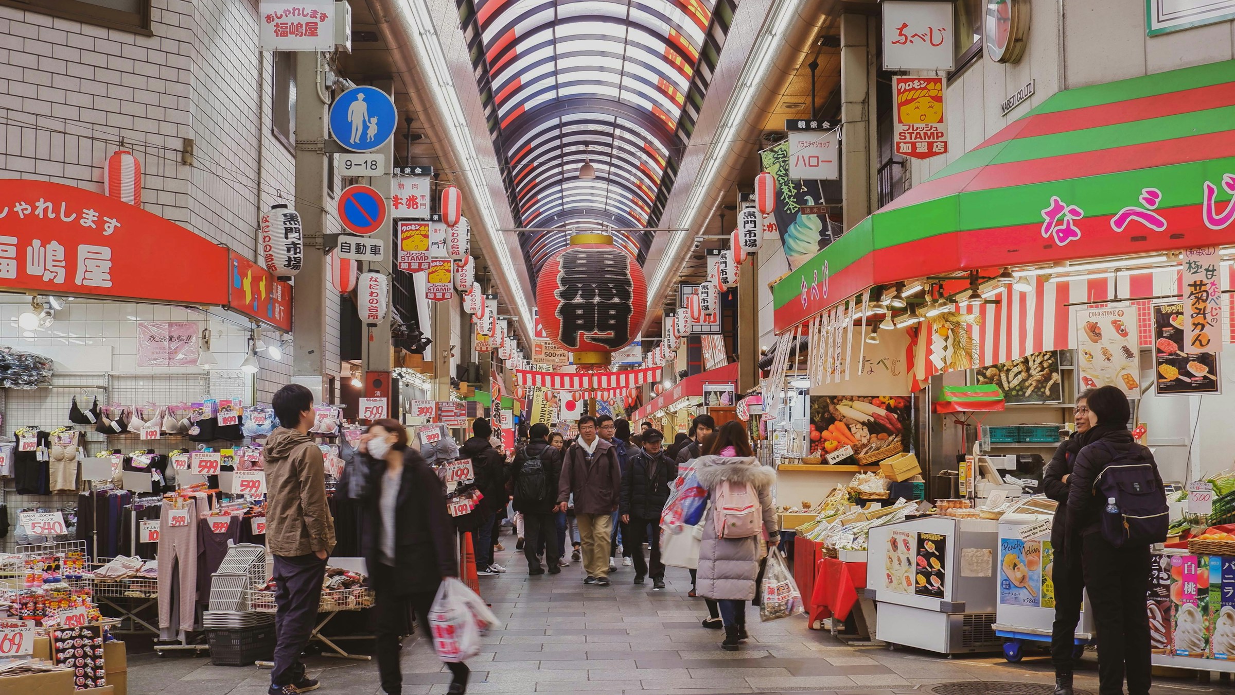 人々が行き交う日中の市場。