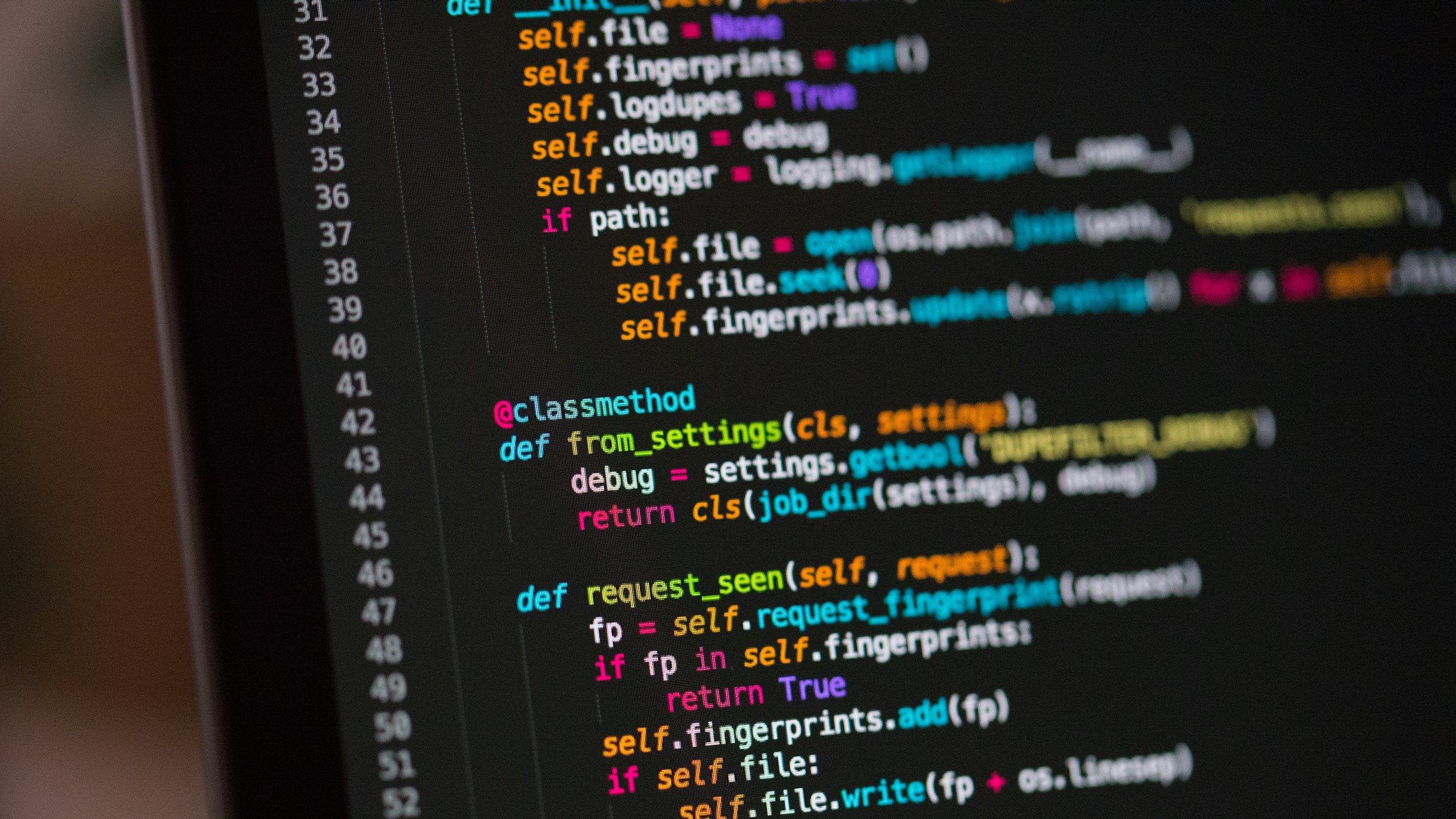 コードが映し出されたコンピュータ画面。