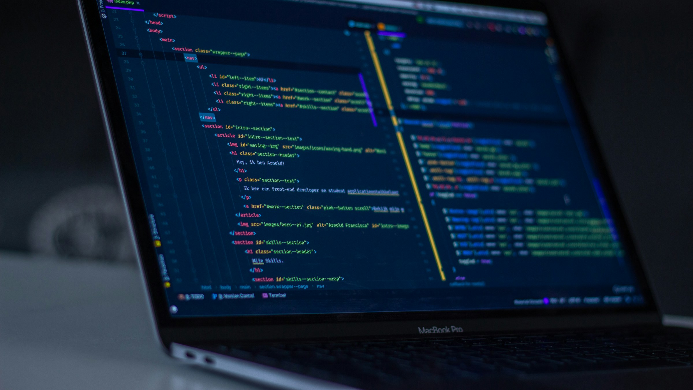 プログラミング画面が表示されたMacBook Pro。