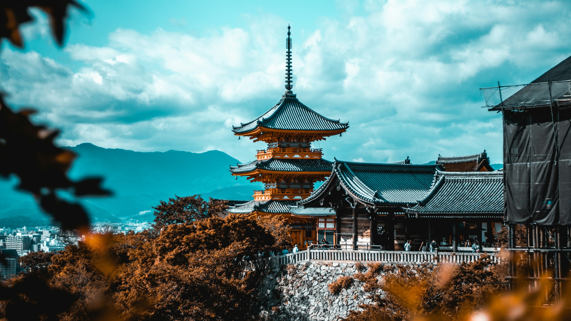 青空のもと五重塔の前に集う人々。