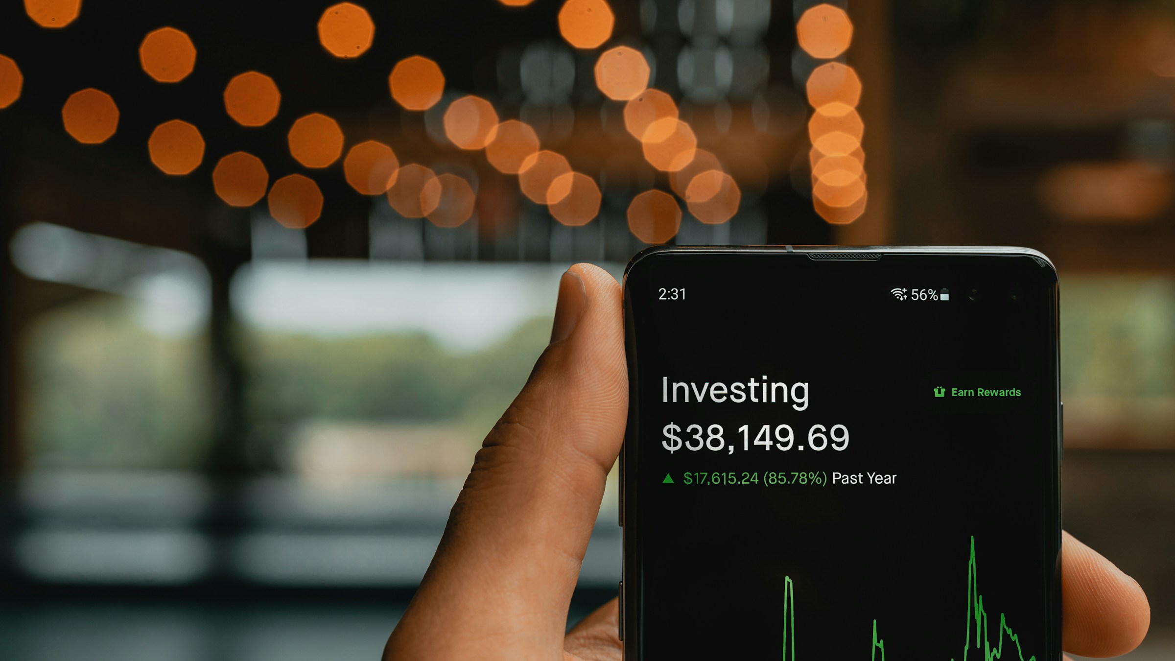 スマートフォンに表示された株価チャート。