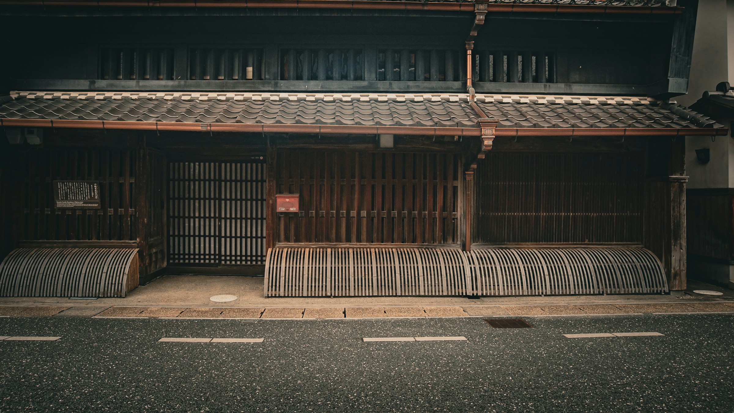 保存地区に並ぶ伝統的な日本の木造建築。