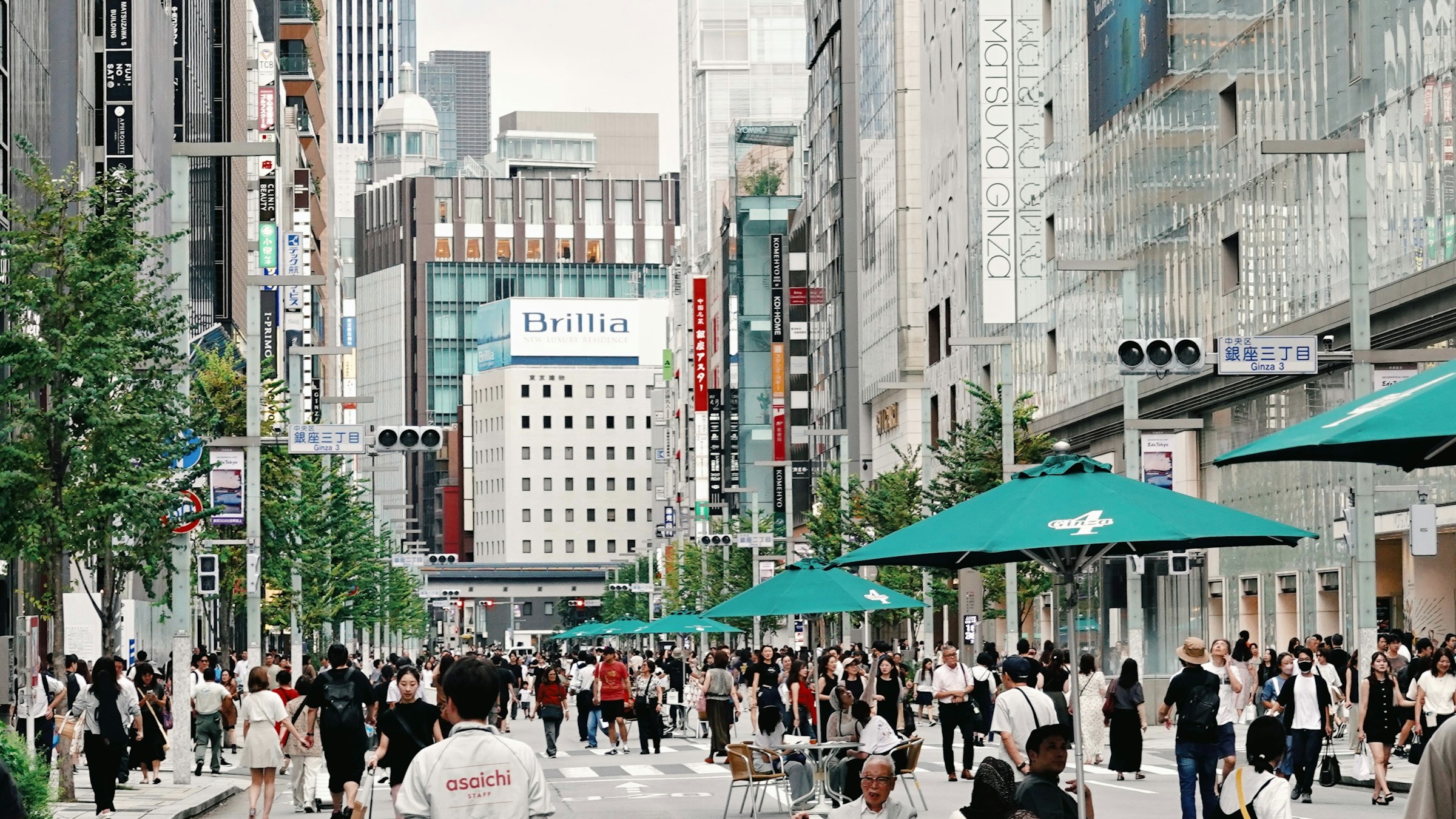 現代的なビル群を背景にした賑わう商店街。