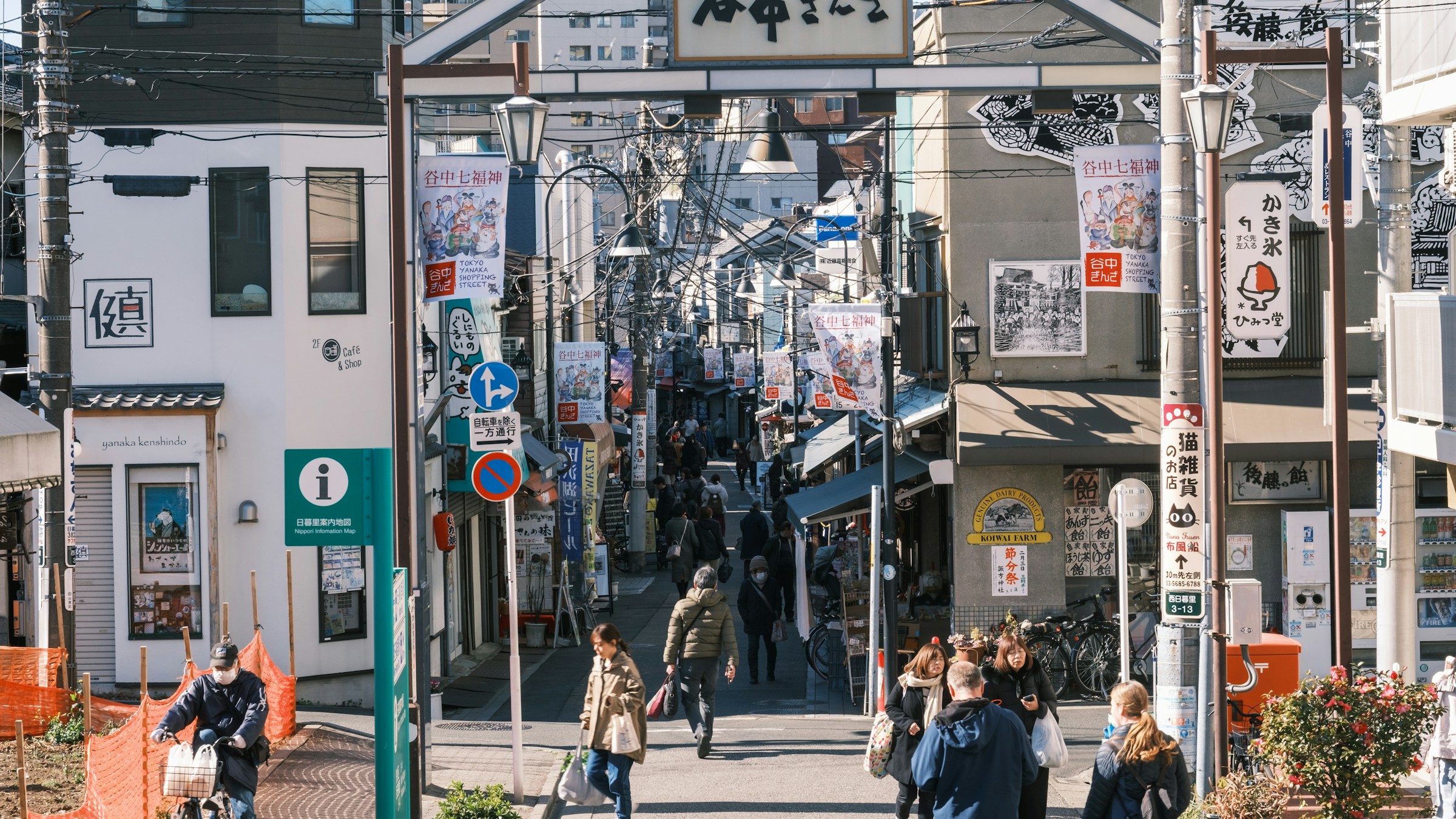 高層ビルが並ぶ商業地区の歩行者の群れ。