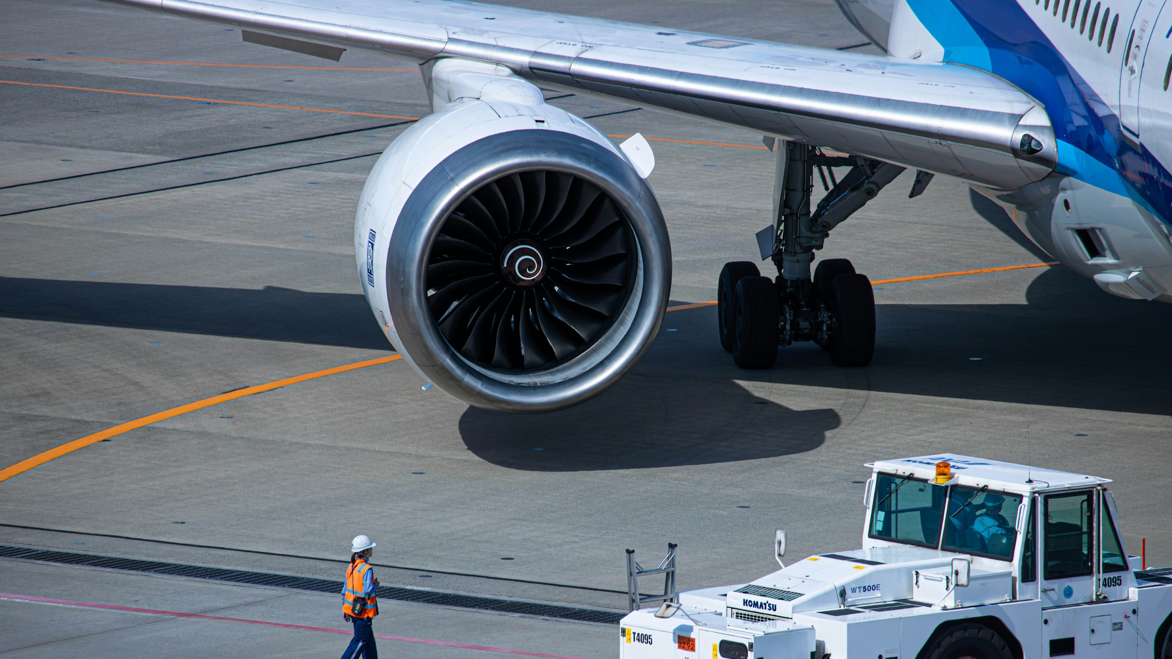 空港のターマックに駐機する大型ジェット旅客機。
