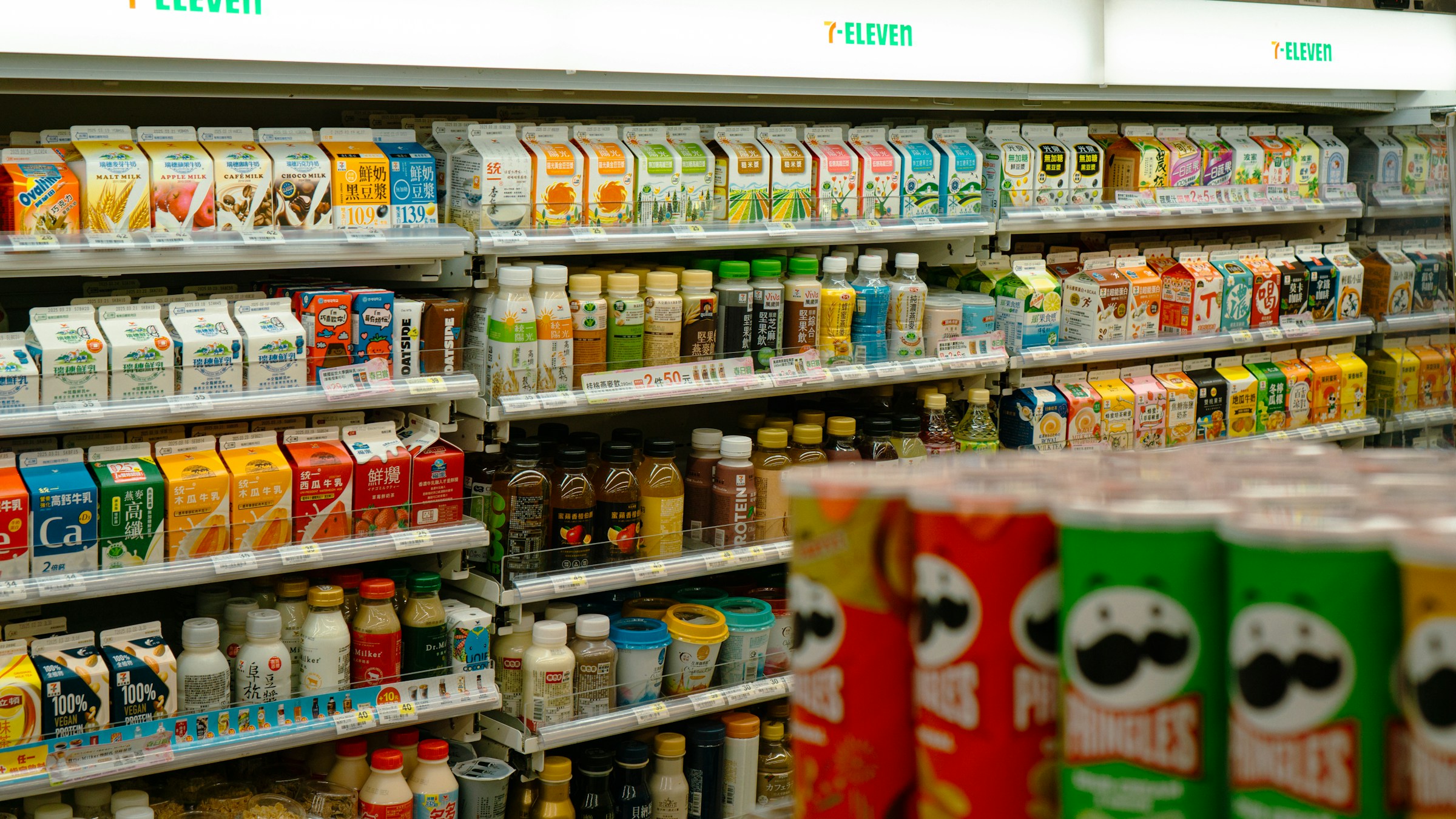 コンビニの棚に並ぶスナックと飲料。