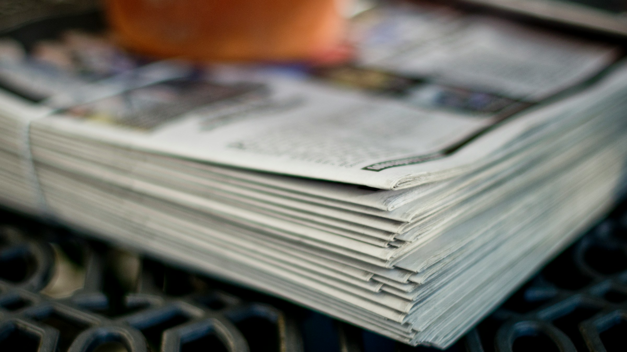 積み上げられた新聞の束。