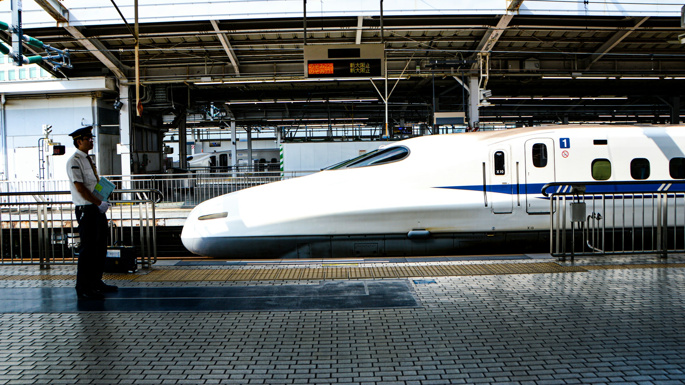 駅のホームに到着した白い新幹線。
