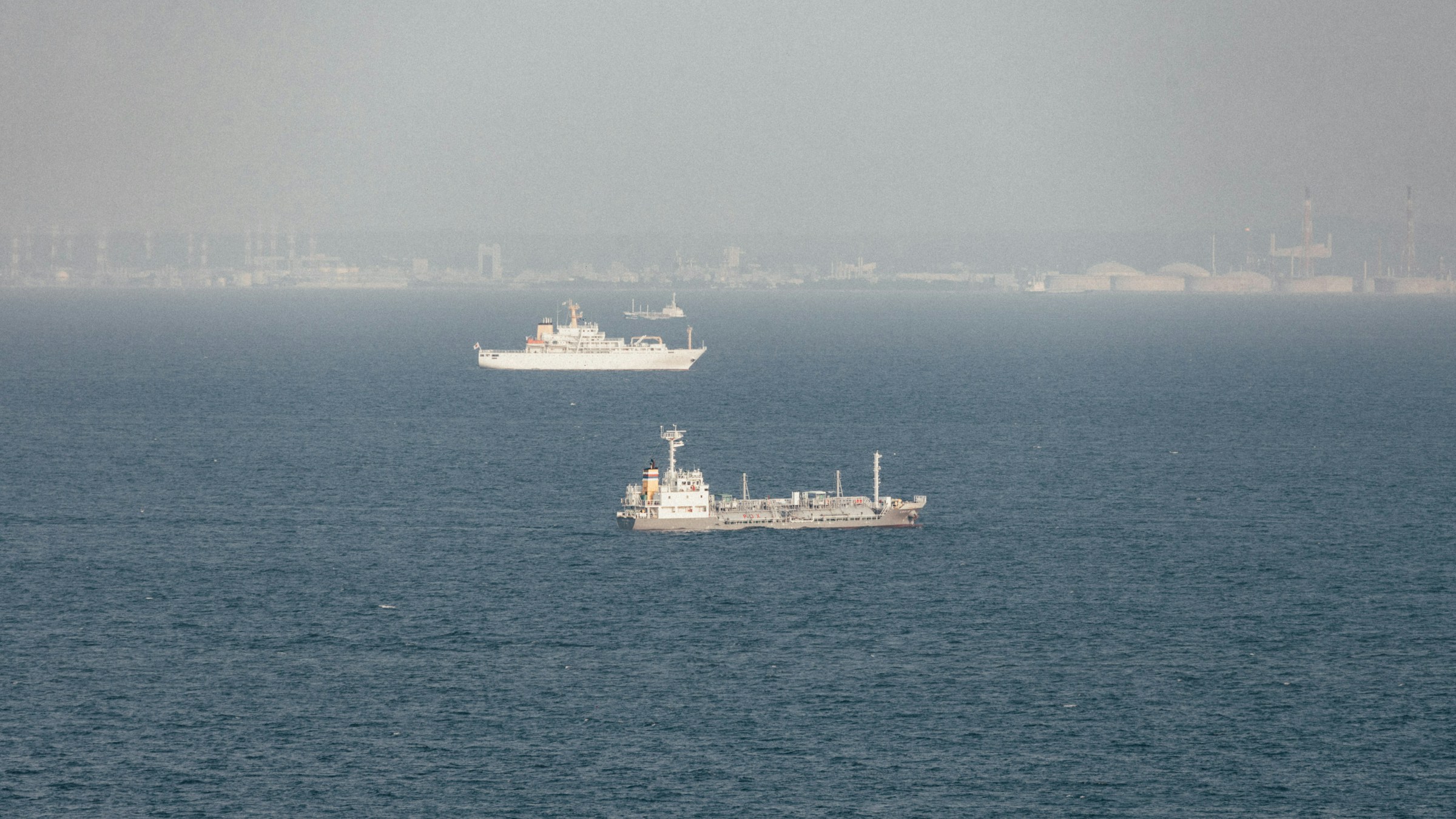 霧の海に佇む2隻の貨物船。