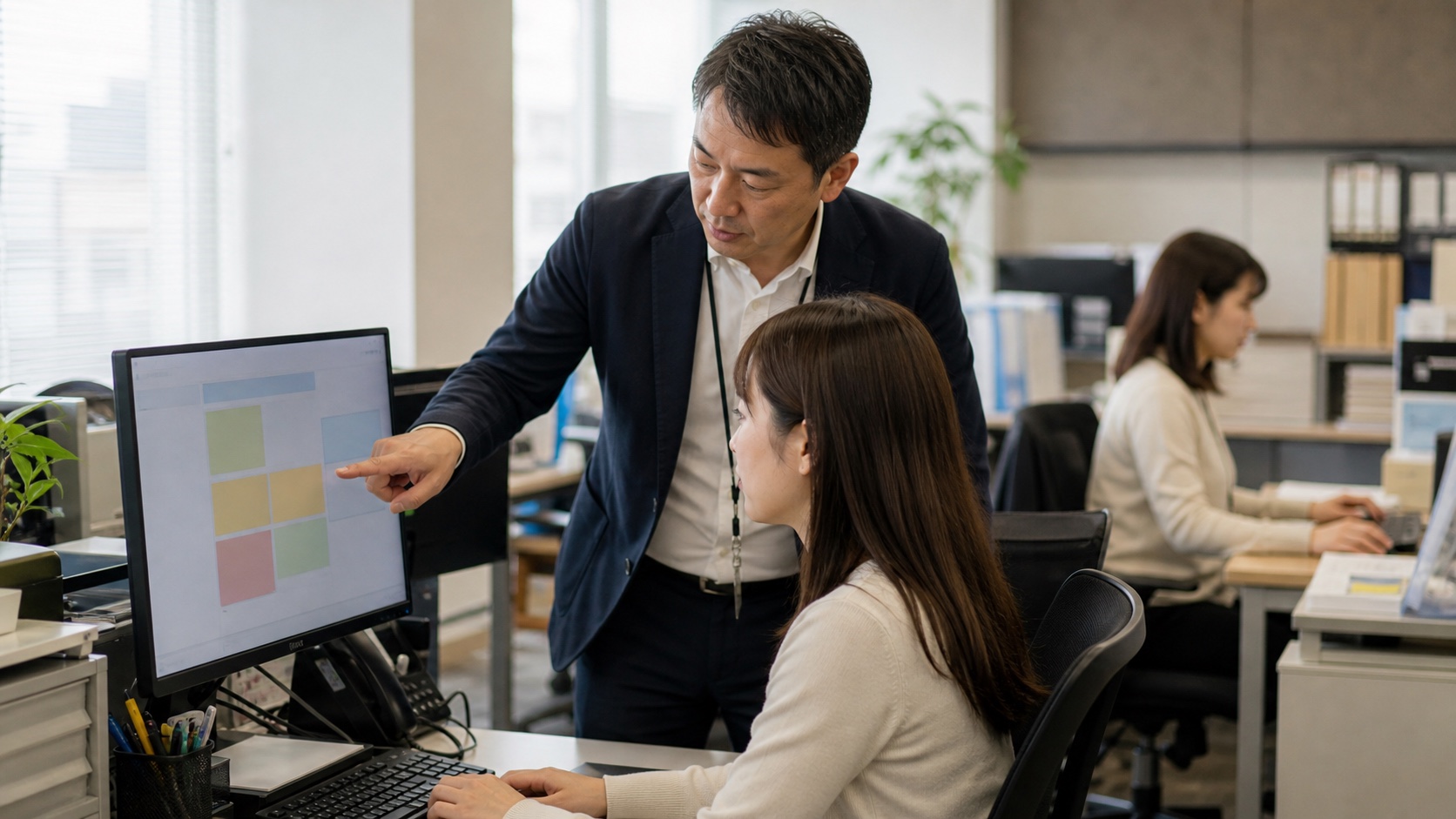 派遣スタッフの初日に業務範囲と相談窓口を説明する職場担当者