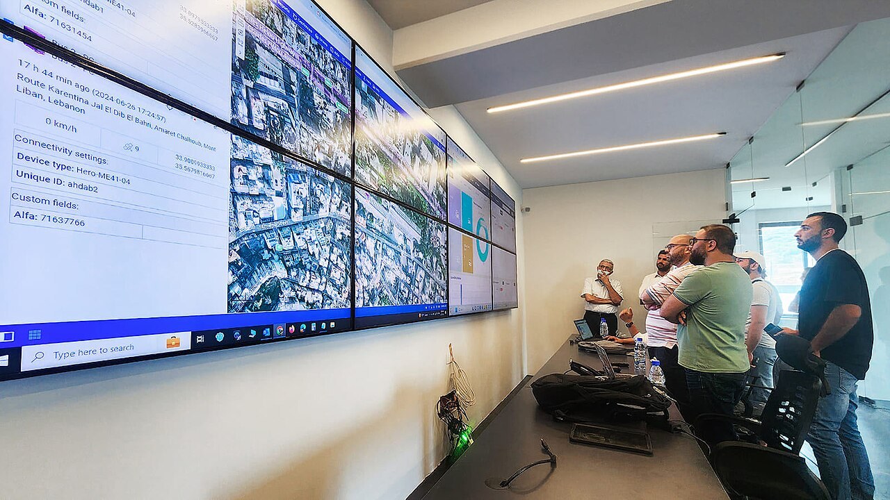 都市サービスの地図と運行状況を監視するコントロールルーム